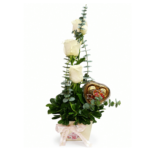 Arreglo Floral con Rosas Blancas y Chocolates en Corazón