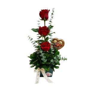 Arreglo Floral con Rosas Rojas y Chocolates en Corazón